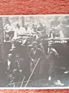 Fotografie tip carte postala, excursie la Piatra Mare, perioada interbelica