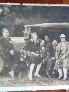 Fotografie tip carte postala, famile cu masina la plimbare, perioada interbelica