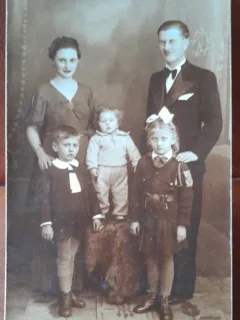 Fotografie tip carte postala, familie 1940