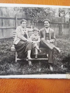 Fotografie tip Carte Postala, familie in curtea casei, 1937, necirculata