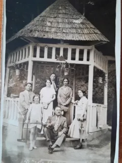 Fotografie tip carte postala, familie la Baile Govora, 1932
