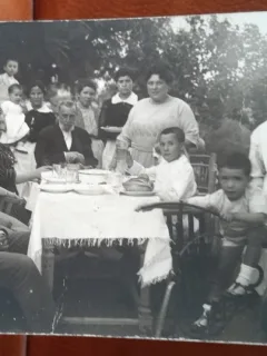 Fotografie tip carte postala, familie la masa, perioada interbelica