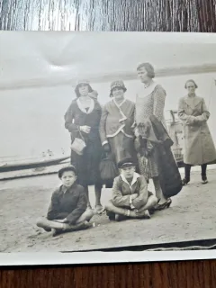 Fotografie tip Carte postala, familie la plaja, perioada interbelica, necirculata