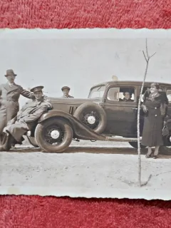 Fotografie tip carte postala, familie la plimbare cu masina, perioada interbelica