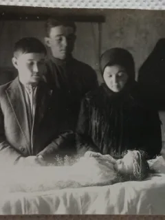 Fotografie tip Carte postala, Familie la priveghi, 1934