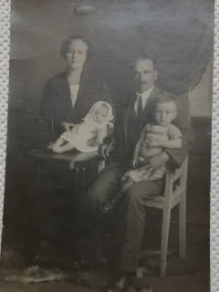 Fotografie tip Carte postala, Familie parinti si doi copii, 1923