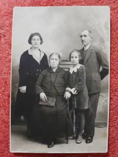 Fotografie tip carte postala, familie, perioada interbelica
