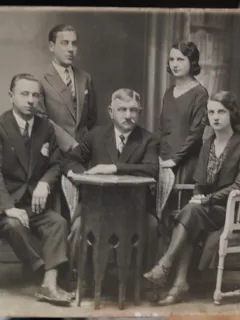Fotografie, tip carte postala, familie perioada interbelica