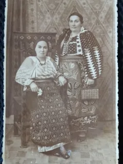 Fotografie tip Carte Postala, Femei in port popular romanesc, perioada interbelica