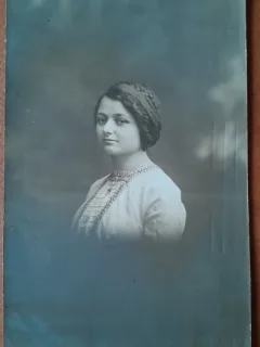Fotografie tip carte postala, femeie, 1919