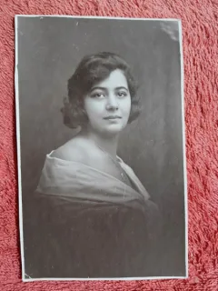 Fotografie tip carte postala, femeie 1927