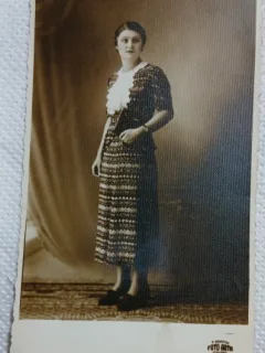 Fotografie tip Carte postala, Femeie cu ceas 1937
