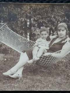 Fotografie tip Carte Postala, Femeie cu copil in hamac, 1928