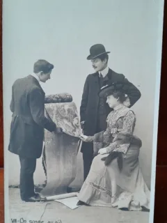 Fotografie tip carte postala, femeie cu doi barbati, perioada interbelica