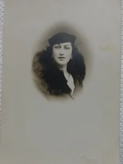 Fotografie tip Carte postala, Femeie cu guler de blana, perioada interbelica