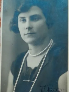 Fotografie tip carte postala, femeie cu margele, 1927