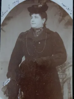 Fotografie tip Carte Postala, Femeie cu palarie, perioada interbelica