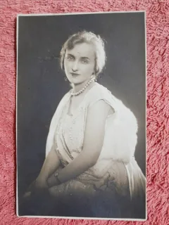 Fotografie tip carte postala, femeie cu perle, 1926