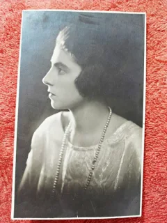 Fotografie tip carte postala, femeie cu perle, perioada interbelica