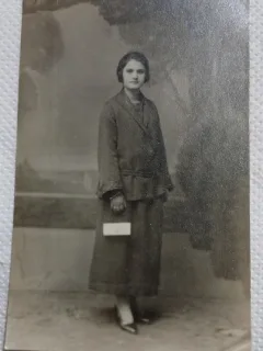Fotografie tip Carte postala, Femeie cu poseta, 1924