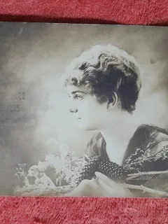 Fotografie tip carte postala, femeie cu sal, inceput de secol XX