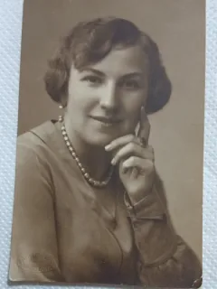Fotografie tip Carte postala, Femeie cu sirag de margele, 1933
