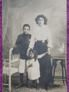 Fotografie tip Carte Postala, Femeie (dna. Mihailescu) cu cei doi copii, 1920