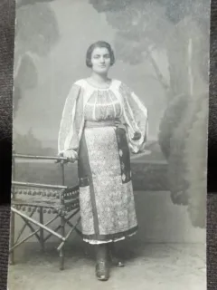 Fotografie tip carte postala, femeie in costum popular, perioada interbelica