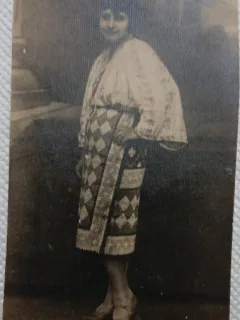 Fotografie tip Carte postala, Femeie in costum popular romanesc, perioada interbelica