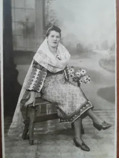 Fotografie tip carte postala, femeie in port popular romanesc, perioada interbelica