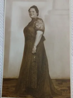 Fotografie tip Carte postala, femeie in rochie de dantela, perioada interbelica