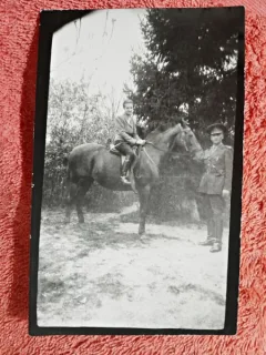 Fotografie tip carte postala, femeie pe cal si militar, perioada interbelica