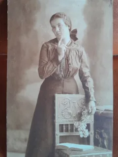 Fotografie tip carte postala, femeie, perioada interbelica