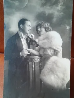 Fotografie tip carte postala, femeie si barbar, 1925