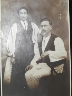 Fotografie tip carte postala, femeie si barbat in costume populare, 1929