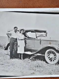 Fotografie tip Carte postala, femeie si barbat la plimbare cu masina, 1938