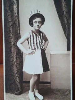 Fotografie tip carte postala, fetita, 1933