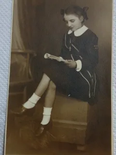 Fotografie tip Carte postala, Fetita citind, 1945