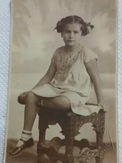 Fotografie tip Carte postala, Fetita cu codite, perioada interbelica