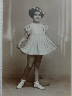 Fotografie tip Carte Postala, Fetita cu coronita, perioada interbelica