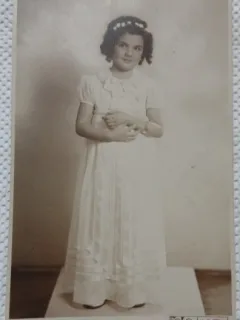 Fotografie tip Carte postala, fetita cu coronita si rochita lunga, perioada interbelica