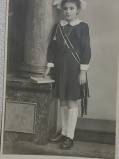 Fotografie tip Carte postala, Fetita cu fundite, clasa III-a primara, perioada interbelica