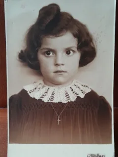 Fotografie tip carte postala, fetita cu guler de dantela, perioada interbelica