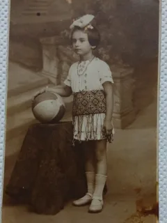 Fotografie tip Carte postala, Fetita cu mingea, perioada interbelica