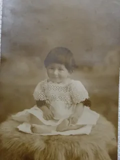Fotografie tip Carte Postala, Fetita cu rochita din dantela, perioada interbelica