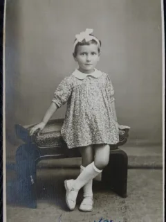 Fotografie tip Carte Postala, Fetita de 4 ani, cu fundita si rochita. 1942