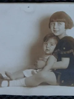 Fotografie tip Carte Postala, Fetita imbratisand un bebe, 1927