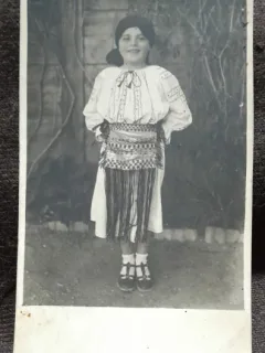 Fotografie tip carte postala, fetita in costum popular, perioada interbelica