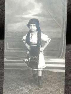 Fotografie tip carte postala, fetita in costum popular, perioada interbelica