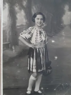 Fotografie tip carte postala, fetita in costum popular romanesc, perioada interbelica